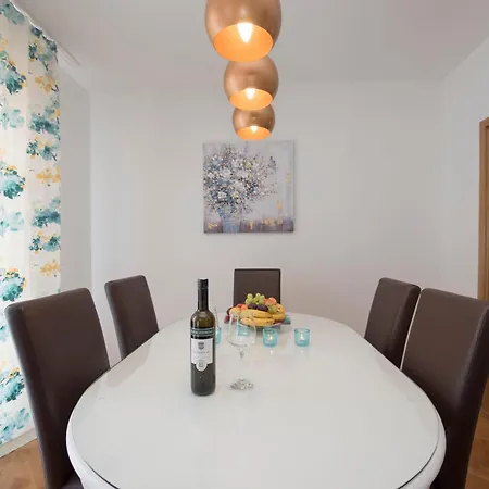 Family Spacious Apartment Split
